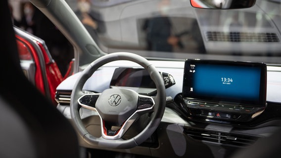 Blick in den Innenraum des VW ID.5 mit Lenkrad und Display. © picture alliance / dpa / dpa-Zentralbild Foto: Ronald Bonß