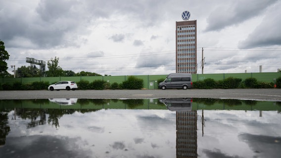 Blick auf das VW Markenhochhaus in Wolfsburg. © picture alliance Foto: picture alliance/dpa | Julian Stratenschulte