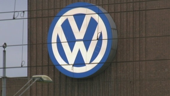 Ein großes Logo von Volkswagen hängt an der Fassade eines Werks. © NDR 