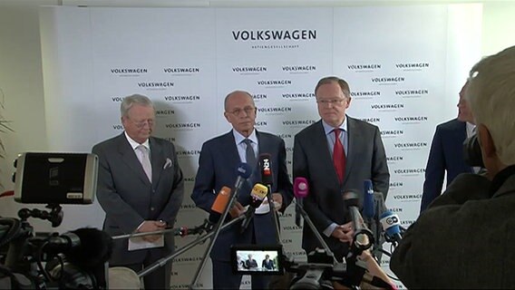 Der Aufsichtsrat Wolfgang Porsche, der kommissarische Aufsichtsratvorsitzende Berthold Huber und der niedersächsische Ministerpräsident Stephan Weil (SPD) bei einer Pressekonferenz der Volkswagen AG. © NDR 