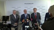 Der Aufsichtsrat Wolfgang Porsche, der kommissarische Aufsichtsratvorsitzende Berthold Huber und der niedersächsische Ministerpräsident Stephan Weil (SPD) bei einer Pressekonferenz der Volkswagen AG. © NDR 