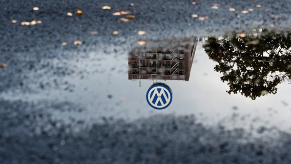 Das VW-Logo spiegelt sich in einer Pfütze. © dpa - Bildfunk Foto: Julian Stratenschulte