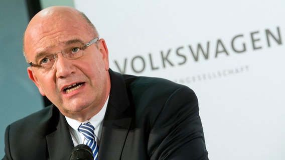 Der VW-Betriebsratschef Bernd Osterloh bei einer Pressekonferenz. © dpa Picture Alliance Foto: Julian Stratenschulte