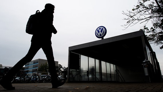 Einzelperson läuft auf VW-Eingang zu. © dpa - Bildfunk Foto: Julian Stratenschulte