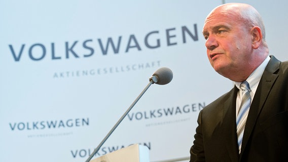 VW-Betriebsratsvorsitzender Bernd Osterloh spricht vor Pressevertretern. VW-Betriebsratsvorsitzender Bernd Osterloh spricht vor Pressevertretern. © dpa-Bildfunk Foto: Julian Stratenschulte