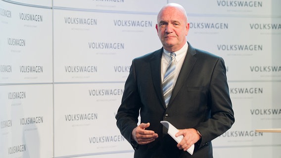Auf einer Pressekonferenz  steht der VW-Betriebsratsvorsitzende Bernd Osterloh auf einer Bühne. © dpa-Bildfunk Foto: Julian Stratenschulte