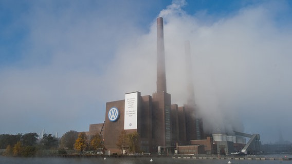 Dichte Nebelschwaden ziehen am Kraftwerk am Volkswagen Werk in Wolfsburg vorbei. © dpa - Bildfunk Foto: Julian Stratenschulte