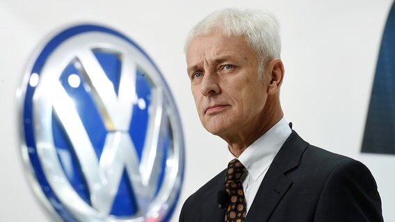 Der Vorstandsvorsitzende der Volkswagen AG Matthias Müller vor einem großen VW-Logo. © dpa - Bildfunk Foto: Uli Deck