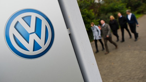 VW-Mitarbeiter betreten durch das Tor 17 das Gelände vom Volkswagen-Werk in Wolfsburg. © dpa - Bildfunk Foto: Julian Stratenschulte