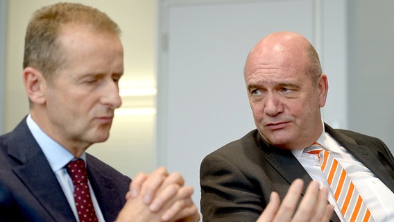 Der Vorstandsvorsitzende der Volkswagen-Kernmarke, Herbert Diess (links), und der VW-Konzernbetriebsratsvorsitzende Bernd Osterloh im Gespräch. © dpa-Bildfunk Foto: Peter Steffen