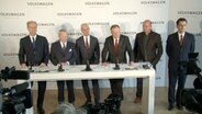 Hans Dieter Pötsch (l-r), Aufsichtsratsvorsitzender der Volkswagen AG, Wolfgang Porsche, Aufsichtsrat Volkswagen AG, Matthias Müller, Vorstandsvorsitzender der Volkswagen AG, Stephan Weil (SPD), Aufsichtsrat Volkswagen AG und Niedersächsischer Ministerpräsident, und Bernd Osterloh, Gesamtbetriebsratsvorsitzender und Aufsichtsrat Volkswagen AG, stehen bei einer Pressekonferenz im Volkswagen Werk in Wolfsburg. © NDR 