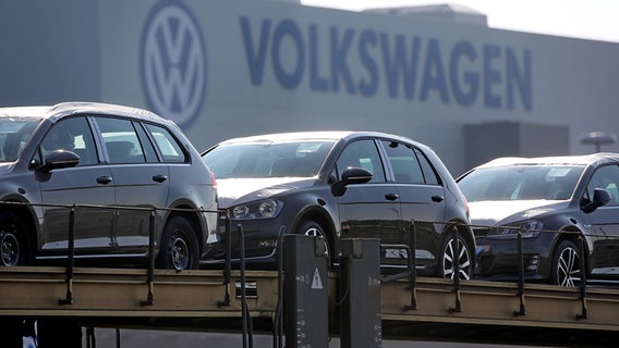 Fabrikneue VW Golf und Passat stehen auf Transportzügen vor dem Werk Mosel in Zwickau. © dpa - Bildfunk Foto: Jan Woitas