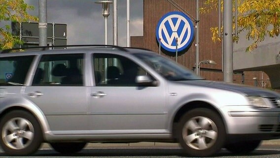 Ein VW-Golf fährt vor dem VW-Werk in Wolfsburg vorbei. © NDR 
