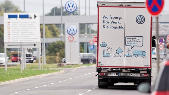 Ein LKW mit der Aufschrift "Wolfsburg. Das Werk. Die Logistik." an einer Lkw Einfahrt zum VW-Werk in Wolfsburg. © dpa-bildfunk Foto: Julian Stratenschulte