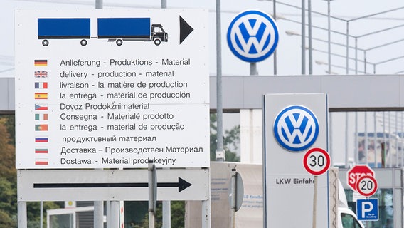 Ein Schild "Anlieferung - Produktions - Material" steht an einer Lkw-Einfahrt zum VW-Werk in Wolfsburg. © dpa-bildfunk Foto: Julian Stratenschulte