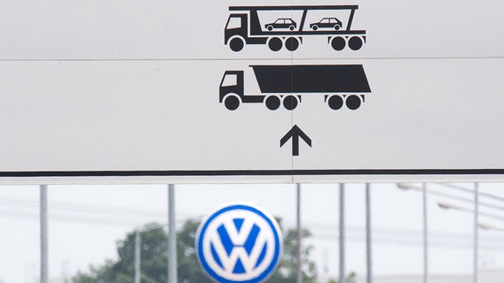 Ein Wegweiser für VW Zulieferrer über einem VW-Logo. © dpa-bildfunk Foto: Julian Stratenschulte
