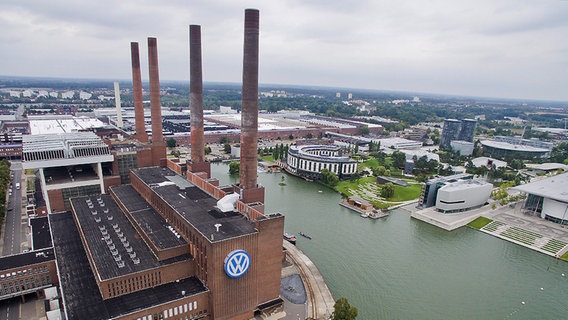 Die Luftaufnahme zeigt das Heizkraftwerk und die Autostadt des VW Werks in Wolfsburg. © dpa-Bildfunk Foto: Julian Stratenschulte