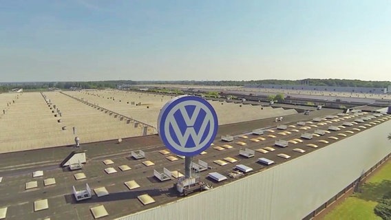 Das VW-Werk Salzgitter aus der Vogelperspektive (Screenshot), mit Logo im Vordergrund. © VW 