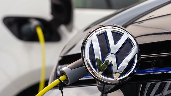 Ein VW wird mit Strom betankt. © dpa-bildfunk Foto: Sebastian Gollnow