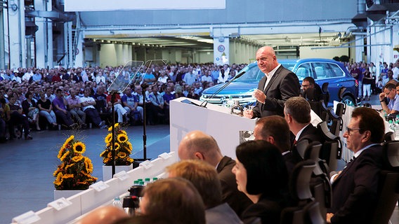 VW-Betriebsratschef Bernd Osterloh spricht zu den Mitarbeitern des Stammwerks in Wolfsburg. © dpa - Bildfunk Foto: Roland Niepaul / Betriebsrat VW