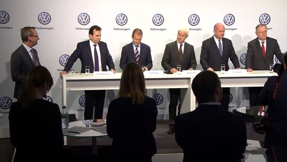 Bei einer Pressekonferenz von Volkwagen stellen unter anderem VW-Chef Matthias Müller, VW-Markenchef Herbert Diess und Niedersachsens Ministerpräsident Stephan Weil den Zukunftspakt vor. © NDR 