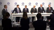 Bei einer Pressekonferenz von Volkwagen stellen unter anderem VW-Chef Matthias Müller, VW-Markenchef Herbert Diess und Niedersachsens Ministerpräsident Stephan Weil den Zukunftspakt vor. © NDR 