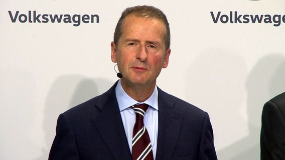 VW-Markenchef Herbert Diess bei einer Pressekonferenz. © NDR 