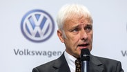 VW-Chef Matthias Müller redet bei einer Pressekonferenz. © dpa - Bildfunk Foto: Philipp von Ditfurth/dpa