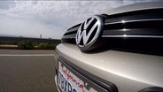 Ein Kühler eines VW-Autos in Kalifornien. © NDR 
