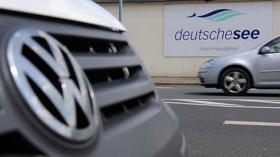 VW-Fahrzeuge fahren am Betriebsgelände des Fischunternehmens "Deutsche See" in Bremerhaven vorbei. © dpa Foto: Ingo Wagner