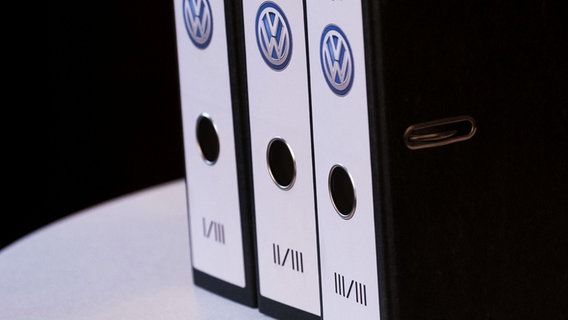 Akten zu einer Klage gegen den VW-Konzern stehen auf einem Tisch. © dpa-Bildfunk Foto: Peter Steffen