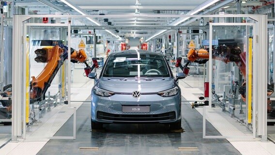 In einer Produktionsstraße von Volkswagen wird das Elektroauto ID.3 hergestellt. © Volkswagen AG 