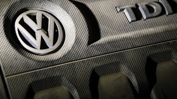 Logo von Volkswagen auf einer Motorabdeckung eines VW Golf 2,0 TDI. © dpa-Bildfunk Foto: Hauke-Christian Dittrich