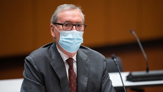 Der Angeklagte Horst Neumann, ehemaliger VW-Konzernpersonalvorstand, sitzt bei einem Prozess rund um die Betriebsratsvergütung bei Volkswagen in der Stadthalle Braunschweig. Der Angeklagte Horst Neumann, ehemaliger VW-Konzernpersonalvorstand, sitzt bei einem Prozess rund um die Betriebsratsvergütung bei Volkswagen in der Stadthalle Braunschweig. © dpa-Bildfunk Foto: Julian Stratenschulte