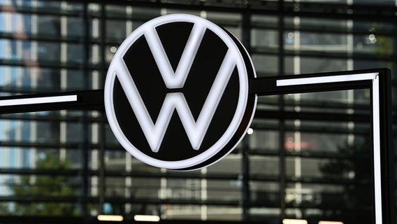 Das Logo von VW ist in einem Markenpavillon in der Autostadt zu sehen. © dpa-Bildfunk Foto: Swen Pförtner
