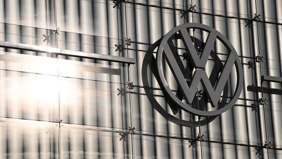 Das Logo von VW ist in einem Markenpavillon in der Autostadt zu sehen. © dpa-Bildfunk Foto: Swen Pförtner