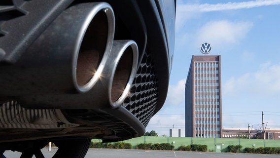 Auspuffrohre eines Volkswagen, sind vor dem Markenhochhaus am VW Werk zu sehen. © picture alliance/dpa Foto: Julian Stratenschulte