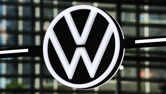 Das Logo von VW ist in einem Markenpavillon in der Autostadt zu sehen. © dpa Foto: Swen Pförtner