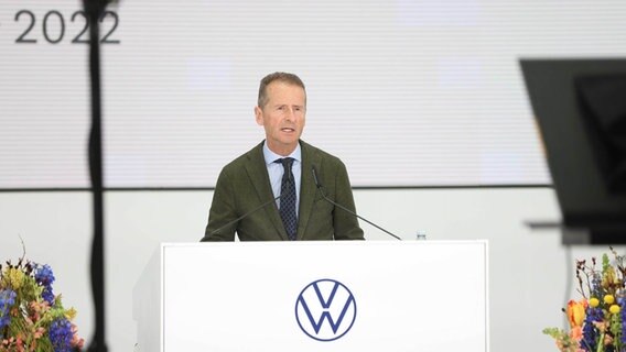 Herbert Diess, Vorstandsvorsitzender von Volkswagen, nimmt an einer digitalen Betriebsversammlung teil. © picture alliance/VW-Betriebsrat/Kevin Nobs Foto: Kevin Nobs