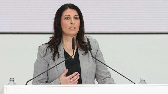 Daniela Cavallo, Betriebsratschefin der Volkswagen AG, nimmt an einer digitalen Betriebsversammlung teil. © VW-Betriebsrat/dpa Foto: Kevin Nobs