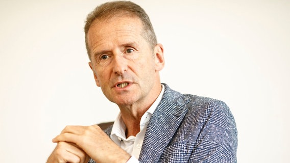 Herbert Diess, Vorsitzender des Vorstands der Volkswagen AG, spricht in einem Interview © picture alliance/dpa Foto: Carsten Koall