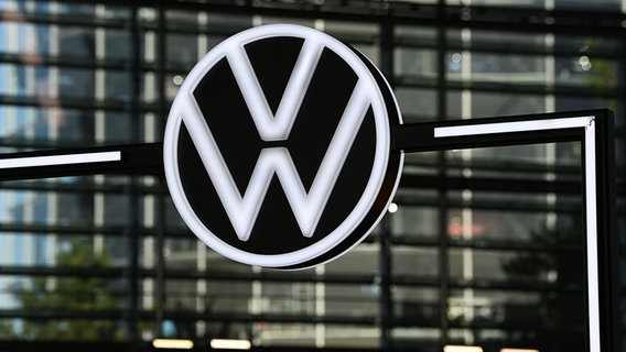 Das Logo von VW ist in einem Markenpavillon in der Autostadt zu sehen. © picture alliance/dpa | Swen Pförtner Foto: Swen Pförtner