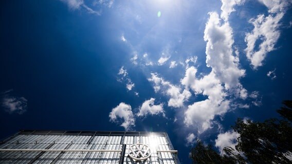 Ein Volkswagen-Logo, blauer Himmel und einige weiße Wolken. © picture alliance/dpa | Julian Stratenschulte Foto: Julian Stratenschulte