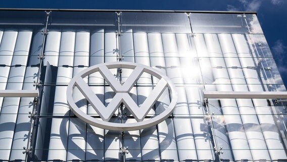Ein Volkswagen Logo glänzt in der Sonne in der Autostadt am Volkswagen Stammwerk. © picture alliance/dpa | Julian Stratenschulte Foto: Julian Stratenschulte