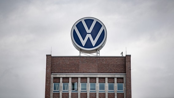 VW-Logo auf dem Verwaltungshochhaus vom Volkswagen-Werk. © picture alliance/dpa | Sina Schuldt Foto: Sina Schuldt