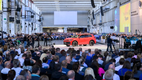 Der neue Volkswagen Tiguan eHybrid steht bei seiner Weltpremiere im Vorfeld der Betriebsversammlung im VW Werk Wolfsburg auf einer Bühne. © dpa-Bildfunk Foto: Julian Stratenschulte