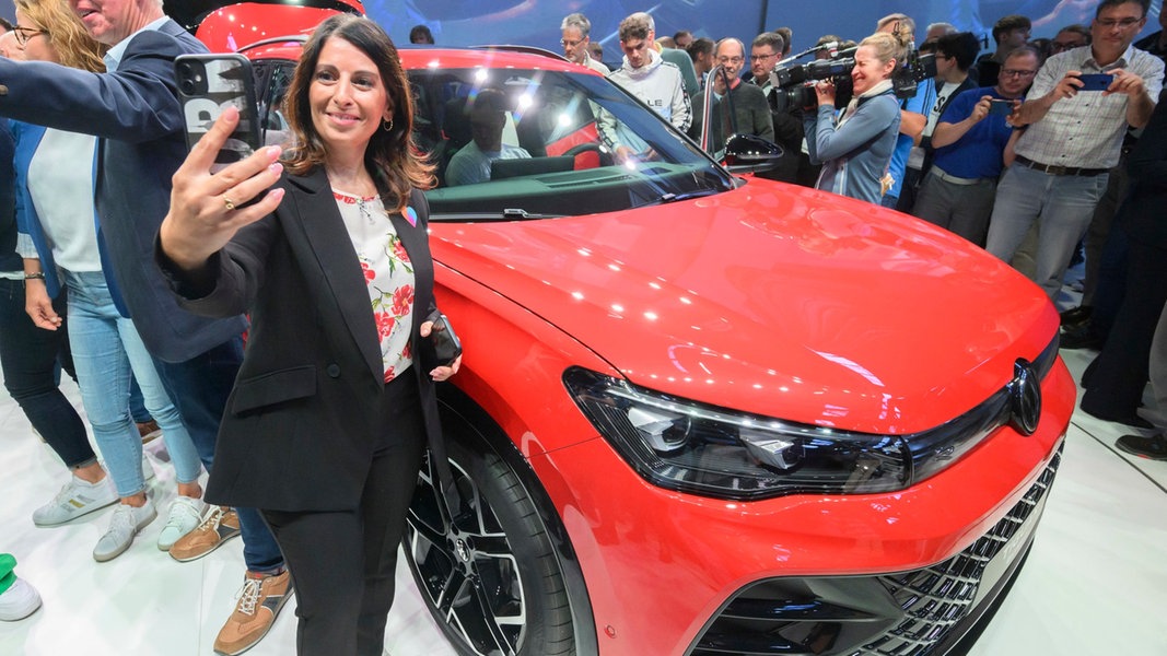 Daniela Cavallo, Vorsitzende des Gesamt- und Konzernbetriebsrats der Volkswagen AG, macht ein Selfie mit dem neuen Volkswagen Tiguan eHybrid im VW-Werk Wolfsburg.
