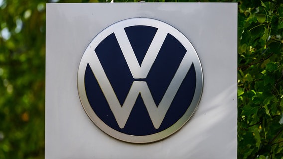 Il logo Volkswagen può essere visto davanti alla fabbrica Volkswagen trasparente.  © Picture Allianz/DPA Fotografia: Robert Michael