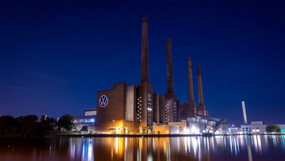 Das VW-Stammwerk am Abend in Wolfsburg. © dpa -Bildfunk Foto: Moritz Frankenberg