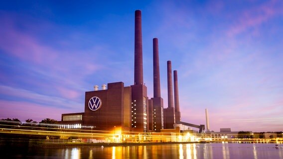 Das VW-Kraftwerk auf dem Gelände vom Volkswagen Stammwerk am frühen Morgen. © dpa-Bildfunk Foto: Moritz Frankenberg